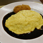 ひなたぼっこ - とろとろ卵のオムレツライス、カニクリームコロッケ添え