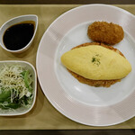 ひなたぼっこ - とろとろ卵のオムレツライス、カニクリームコロッケ添え