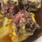 ステーキハウス 牛の松阪 - こんな感じで赤い部分がかなり残ってはいますが、肉は温まっていて美味しいです！肉汁ジュワ系とは対局のハンバーグです。肉の味がちゃんと感じられるハンバーグです。