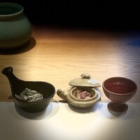 料亭 やまさ旅館 - ①【先付：前菜3種】
                    ・生血のオレンジジュース割り
                    ・酢モツ（肝臓、白子、心臓）
                    ・エンペラの湯引き