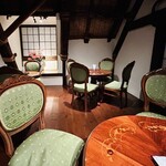 白金亭 - 2Fのデザートルームはレトロクラシック調なテーブルセットが印象的