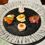 白金亭 - ・前菜　
                                どの品もとても美味しかったけれど、特に印象深かったのはスモークサーモン。
                                大根のあっさり溜まりづけ、クリームチーズ、ゴーヤと不思議な組み合わせも、複雑な味わいと異なる食感が楽しい