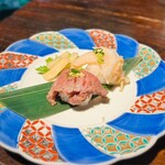 白金亭 - ・特選和牛と魚介の握り寿司
      鮨飯が若干柔らかめながらどちらも美味しい
      特に特選和牛寿司は赤身なのに柔らかく、旨みたっぷりで好みの味わい