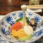 白金亭 - ・夏野菜のサラダ モッツァレラチーズのディップ添え
      冷たいのに伸びーる、不思議なモッツァレラチーズのディップはクセになる味わい
      夏野菜の下に千切りキャベツと人参が浅漬け状態で盛られていてさっぱり頂ける
