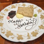白金亭 - バースデープレート
                                ・紅茶のシフォンケーキ カスタードクリーム添え
                                …ふわふわで香り高く美味。
                                ・ガトーショコラ
                                …適度な濃厚さで食べやすい。
                                ・2色ナッツチョコボール