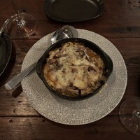 ワインとくつろぐ ツキアカリ - きのこのグラタン