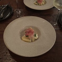 ワインとくつろぐ ツキアカリ - キウイとプラッタチーズ
                    