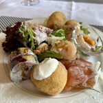 262398247 - プュッフェコーナーから…
                        手前の丸いコロッケが"三崎マグロの頬肉とサーモンのクロケット"。その左隣が"鯵の棒寿司"