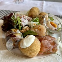 ペルゴーラ - プュッフェコーナーから…
                      手前の丸いコロッケが"三崎マグロの頬肉とサーモンのクロケット"。その左隣が"鯵の棒寿司"