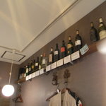 大衆食堂 瓦町ブラン - ちょいまぶしいけど、壁に掛けてあるワイン