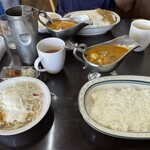 からゐ屋 - 手前がミックスチキンカレー　ルー大盛、半ライス。奥はポークカレー　ルー大盛、ライス大盛。