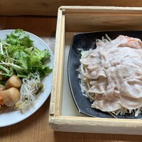 羅豚 ギンザ・グラッセ - ビュッフェで取ったもの(左)  せいろむし(右)