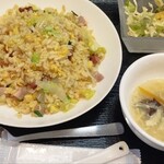 中国料理 恵莉華 - チャーハン。サラダとスープはおまけ程度