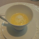 オトワ レストラン - お昼の６０００円のコースのアミューズ。新タマネギにトマトのジュレがまぜてあります