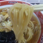 大門 - 中太ストレート麺はスープの絡みもいいですね～
