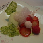 オトワ レストラン - とちおとめとバジルのミルクソルベ、柚子の香りのクリームとともに