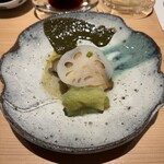 鮨処 池上 - 昆布出汁に漬けて3時間蒸した鮑 焼き京茄子 蓮根 鮑肝ソース