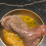 焼肉bue - 焼きしゃぶをトリュフ卵黄ソースにつけて