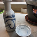 Sushimaru Honten - 砥部焼の銚子には、地酒の雪雀
