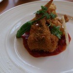 スカイホテル苅田 - 針魚とクリームチーズの桜葉射込みパン粉焼きトマトソース