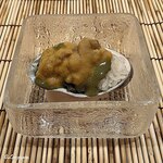 御料理 寺沢 - 鮑の飯蒸しの生海胆のせ