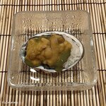 御料理 寺沢 - 鮑の飯蒸しの生海胆のせ