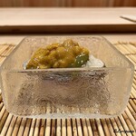 御料理 寺沢 - 鮑の飯蒸しの生海胆のせ