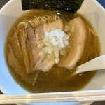 中華蕎麦 あら田 - バラチャーシュー2枚、メンマ、板海苔、刻みタマネギ。