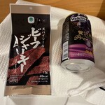 ファミリーマート - ドリンク写真:■贅沢絞りぶどう350ml¥189…Welch’sのグレープ果汁30%使用しており、果実感たっぷり。アルコール分4%でほどよいアルコール感。 ■スパイシービーフジャーキー¥168…黒コショウを効かせたスパイシーな味わい。