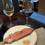 カスケイドカフェ - ローストビーフとワイン