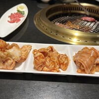 仙台牛焼肉 花牛 - ■ホルモン３種（テッポウ・シマ腸・小腸）　1,880円…それぞれ異なる食感と風味が楽しめた。テッポウは弾力があり、シマ腸は適度な脂と歯ごたえ、小腸はぷるぷるとしたジューシーな味わい。