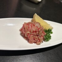 仙台牛焼肉 花牛 - ■仙台牛炙り塩ユッケ　1,400円…炙りの香ばしさと塩の旨味が絶妙に調和した一品。柔らかい仙台牛の食感と豊かな風味。