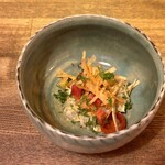 モダンスパイス 虹の仏 - カンパチのペースト　夏野菜　チャットマサラのインド屋台風