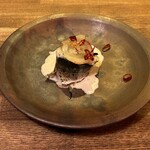 モダンスパイス 虹の仏 - 新物秋刀魚　スパイスほうれん草巻き　ホワイトソース