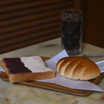 サンドウィッチパーラーまつむら - なかよしコンビ(あんことピーナツ)＠税込180円、クリームパン＠税込120円、アイスコーヒー＠税込300円