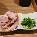 NIBOSHI MANIA - 銀鱗秋刀魚鮮魚煮干蕎麦の肉とネギ