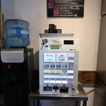 NIBOSHI MANIA - メニューの黒板と券売機