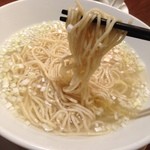 倶楽湾 - メニューにない「皇麺」上湯スープに全粒粉の麺のみのシンプル麺