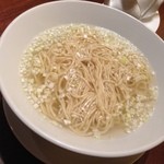 倶楽湾 - メニューにない「皇麺」上湯スープに全粒粉の麺のみのシンプル麺
