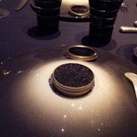 ガストロノミー ジョエル・ロブション - キャビア！上から光が当たってると思いきや皿のまん中明るいだけ！