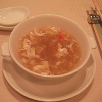崎陽軒本店 嘉宮 - はまぐりとフカヒレの蟹肉スープ：魚のコラーゲン？なるものを仕上げに掛けてもらいました