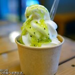 おもてなし処 仲まち家 - 果汁たっぷりのキウイソフト400円