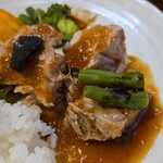 キッチン ブルー グローブ - いんげん豆を乗せて