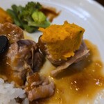 キッチン ブルー グローブ - パンプキン・ポテサラを乗せて