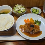 キッチン ブルー グローブ - 三元豚肩ロースポシェ　トリュフ香るオニオンソース