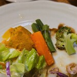 キッチン ブルー グローブ - 備え付け野菜にはソースを絡めて