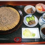 Teuchi Soba Yukimuro - もりそば　750円　充実の付け合せ