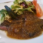 Regal - 「牛ステーキポリネシアンソース」（９９０円）のメインディッシュです。