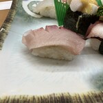 すし鶴 - ブリかな？　
      コリコリでウマす。