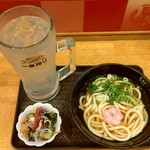 驛麺家 - 大レモンサワー(700ml) (税込)500円 と おつまみ たこと胡瓜と春雨の酢の物 (税込)50円 と かけうどん (税込)330円 ※上から (2024.09.10)